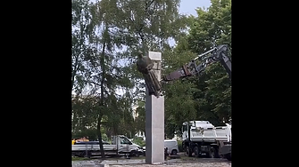 Вижте как пада паметник на съветския воин в Полша - по правителствена програма (ВИДЕО)