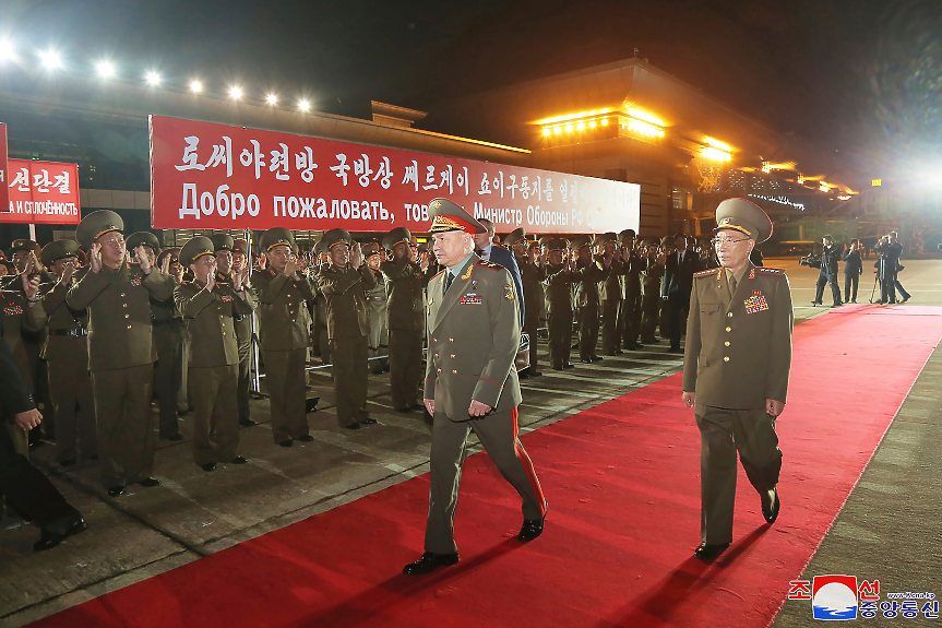 Северна Корея посреща Шойгу с червен килим и церемония