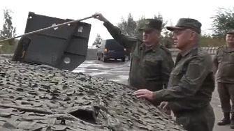 Вижте как Шойгу разглежда пленена шведска бойна машина CV-90 