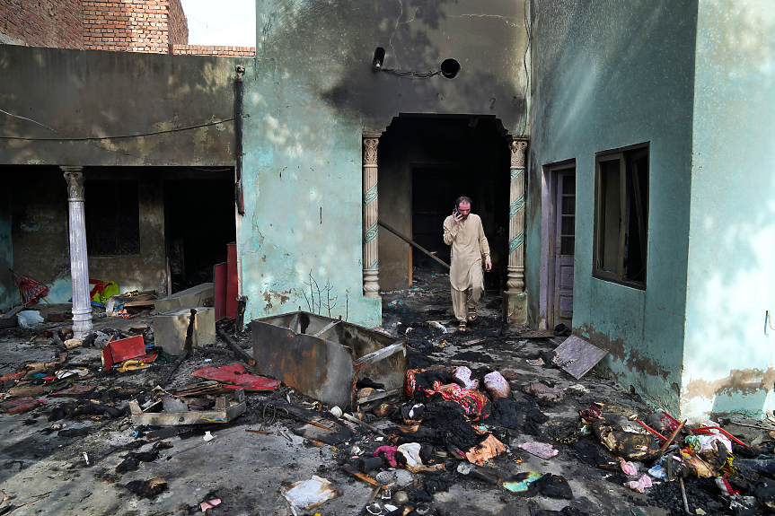 Фанатици плячкосват 87 християнски жилища и 19 църкви в Пакистан
