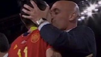 Шефът на испанския футбол обвинен в насилие – целунал състезателка по устните (ВИДЕО)