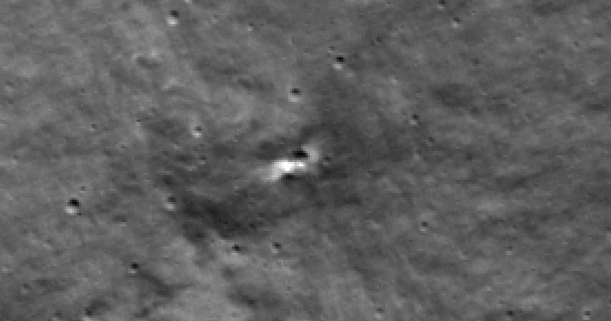 Космическият апарат Лунар рикънисънс орбитър на НАСА засне нов кратер