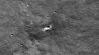 Строшеният руски апарат оставил 10 м яма на Луната