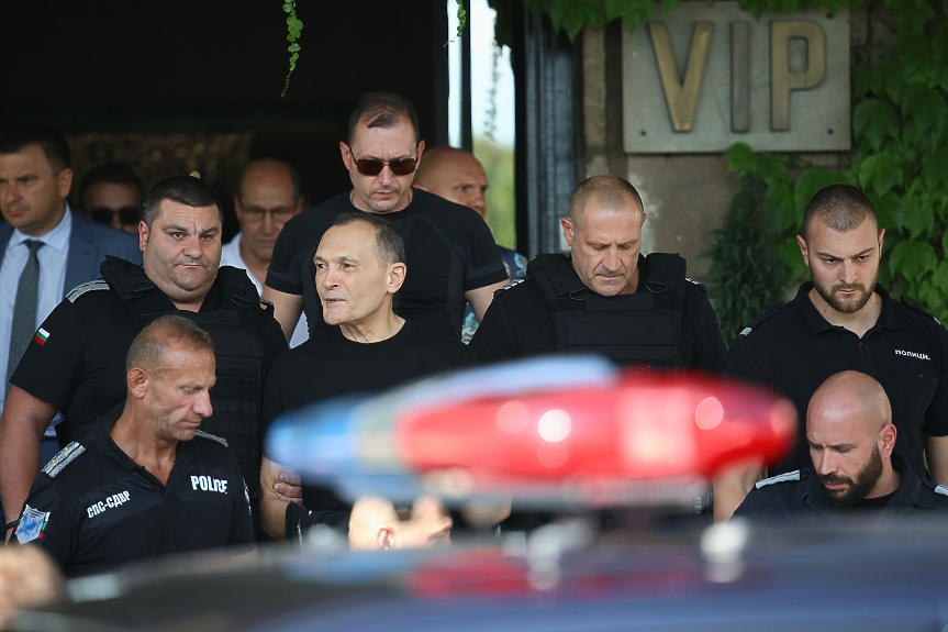 След 3 години и половина: Божков кацна в София и го арестуваха (ВИДЕО + СНИМКИ)