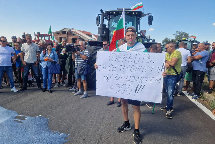 Земеделци блокираха страната с трактори, искат оставки (ОБНОВЕНА + СНИМКИ)