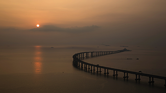 На днешния ден Китай открива дълъг 55 км мост в морето за 6,4 млрд. евро