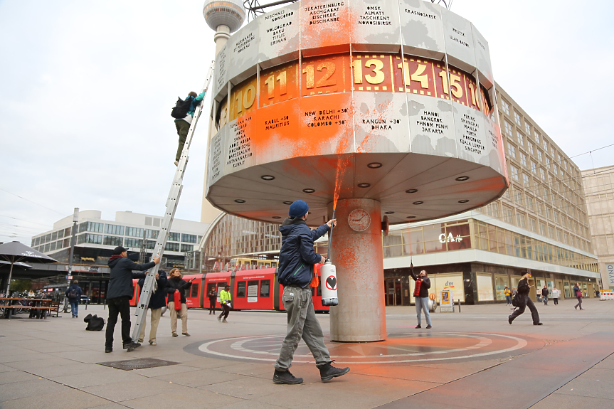 Екоекстремисти заляха с боя Световния часовник в Берлин