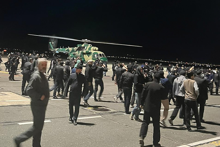 Летище в Дагестан бе щурмувано от тълпа заради пристигането на самолет от Израел, има ранени (ВИДЕО)