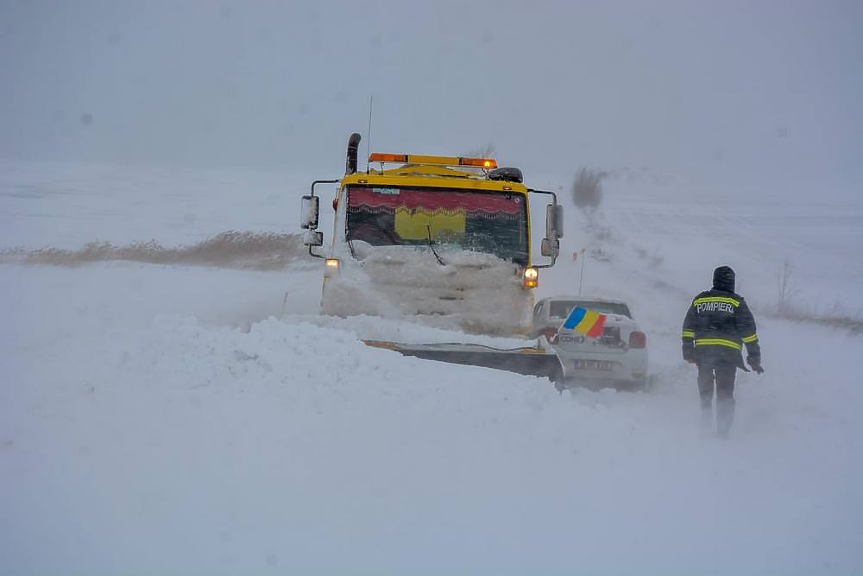 Снежни виелици в Румъния, затруднено движение и по македонските пътища към България