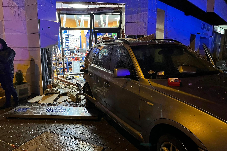 В кома е шофьорът, който се вряза в денонощен магазин в София