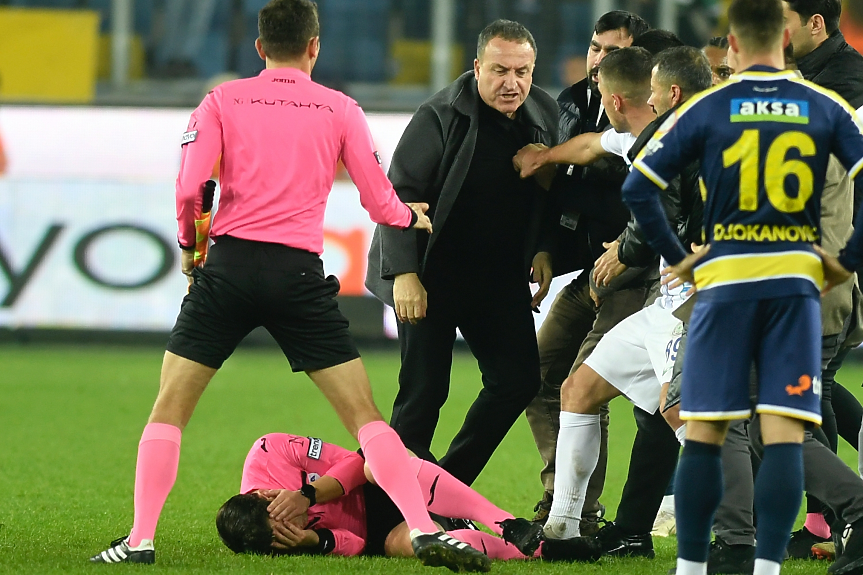 Футболен шеф нокаутира съдия в мач с българско участие в Турция (ВИДЕО, СНИМКИ)