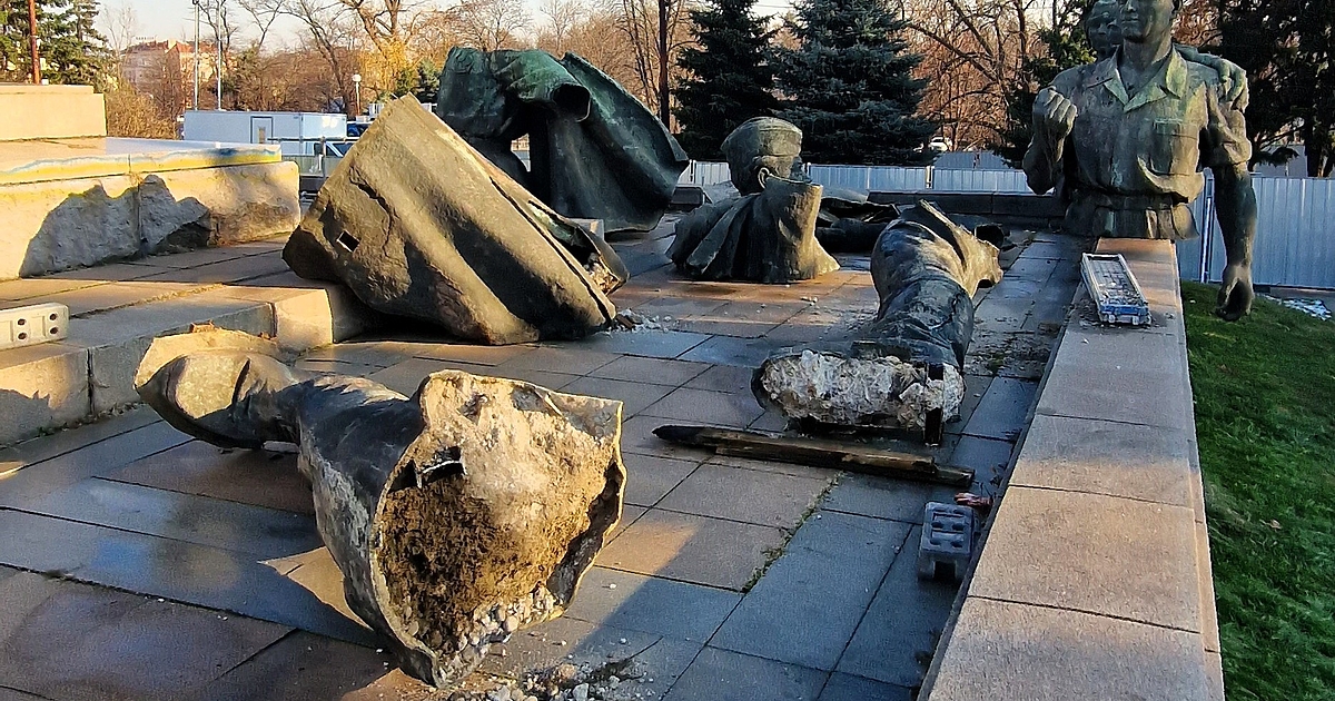 Основната скулптурна група на Паметника на Съветската армия (ПСА) вече
