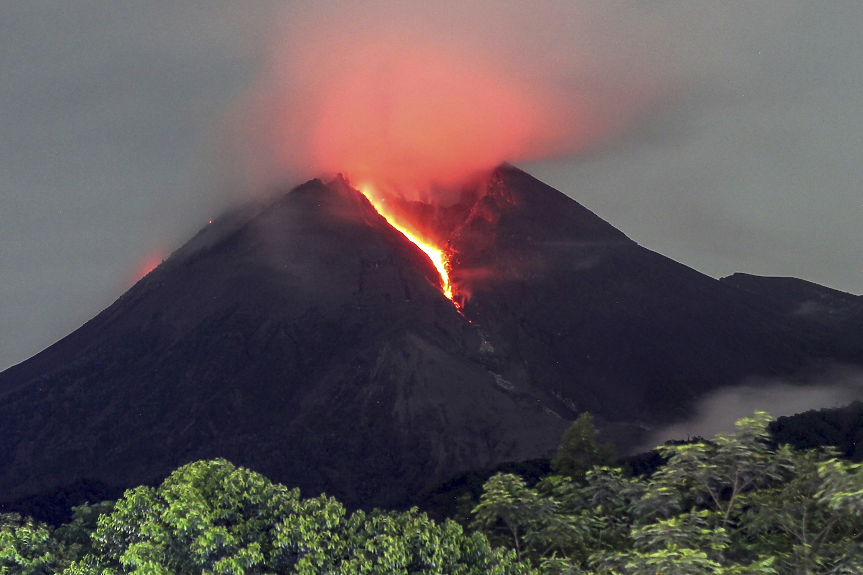 Най-малко 11 загинаха при изригване на вулкана Мерапи в Индонезия (ВИДЕО)