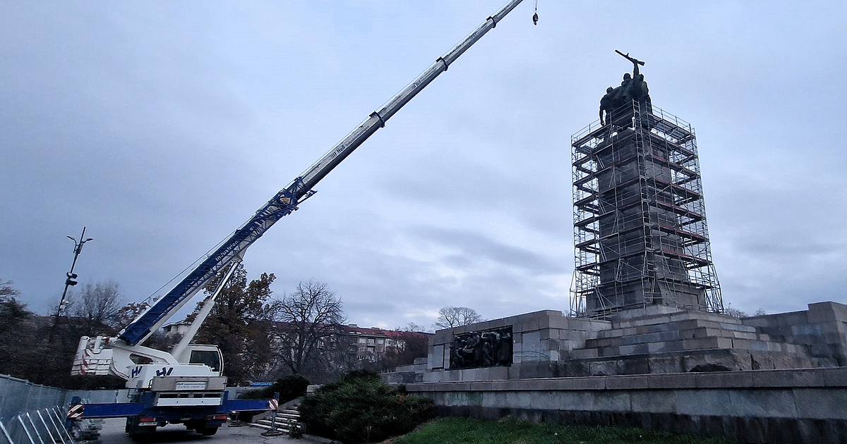 Демонтажът на Паметника на Съметската армия (наричан от години подигравателно