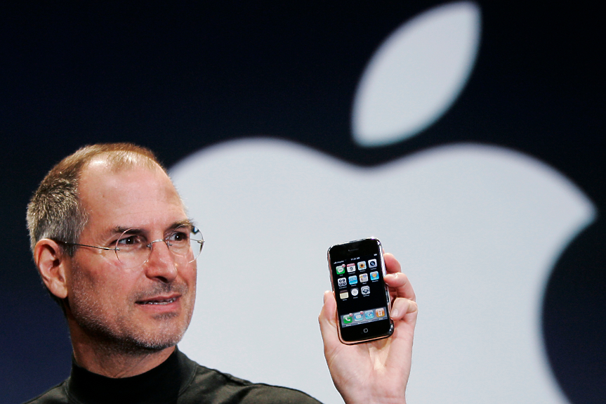 Историческа дата: Стив Джобс представи първия телефон със съвременен дизайн и тъчскрийн