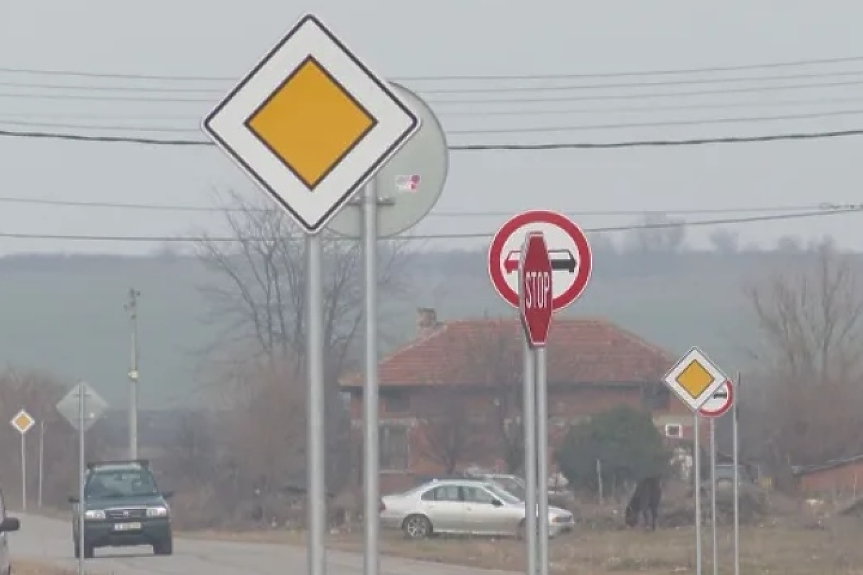 110 пътни знака само на главната в село... Имало европроект