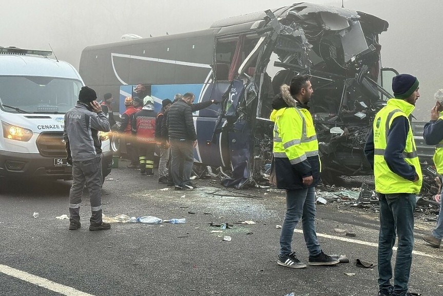 Поне 10 загинаха, а над 50 бяха ранени при верижна катастрофа в Турция