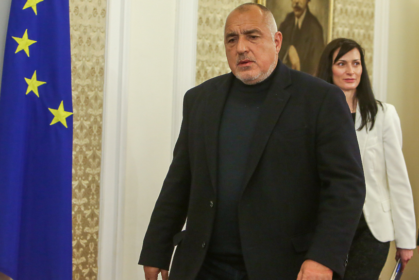 Мария Габриел ще е премиер, но зад дебелата сянка на Борисов