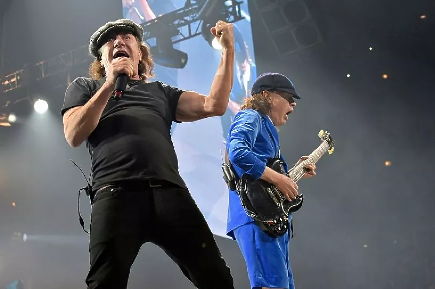 AC/DC стяга куфарите за турне (СПИСЪК)