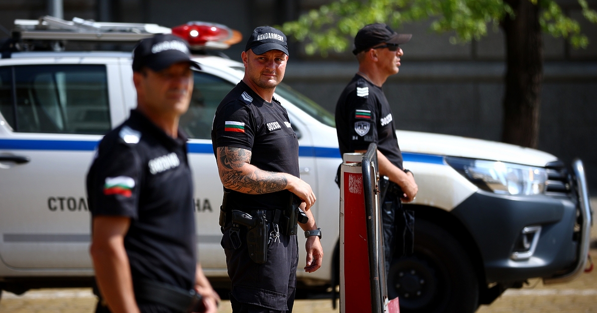 Протест срещу нелегалните мигранти се провежда в София в градинката