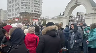 Катафалката с Навални потегля към храма (НА ЖИВО)