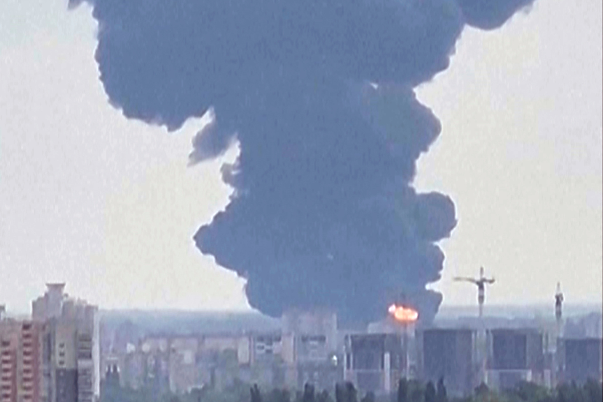 Два петролни склада в Русия горят след украински атаки с дронове