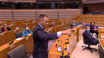 Българският евродепутат Ангел Джамбазки попадна в на Политико заради нацистки