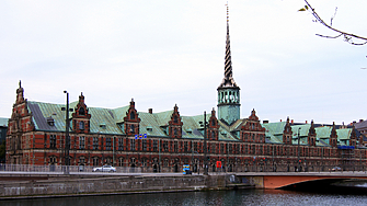 Историческата фондова борса в Копенхаген е в пламъци