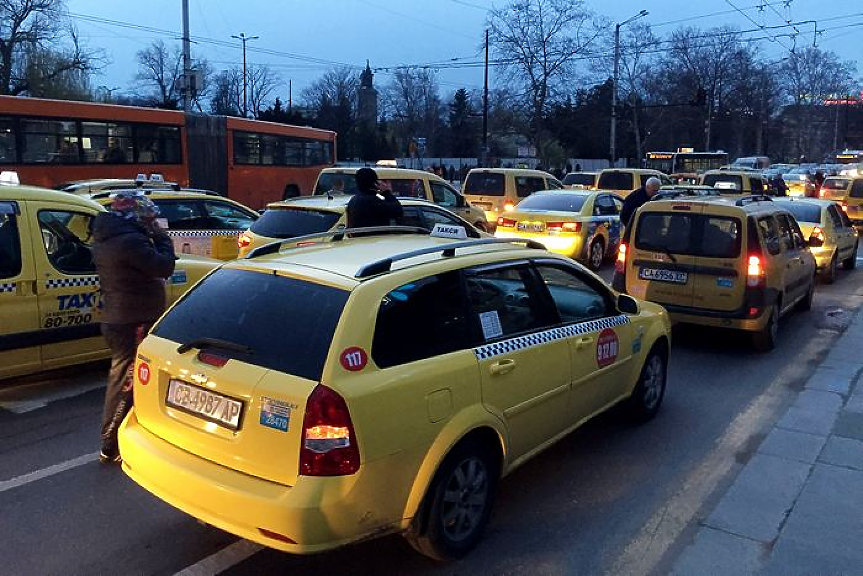 Таксиметрови шофьори протестират срещу липсата на стоянки