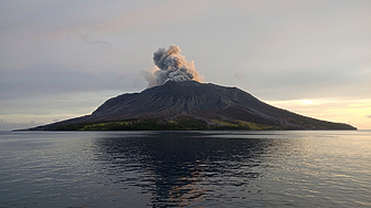 Вулкан изригна в източна Индонезия