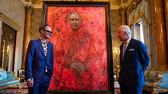 Крал Чарлз Трети представи сам в Бъкингамския дворец портрета си