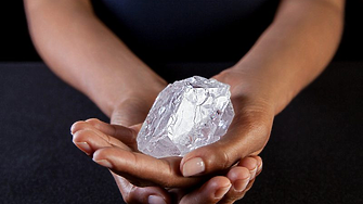 Отиват ли си естествените диаманти? Пазарът се срива, дори в Китай