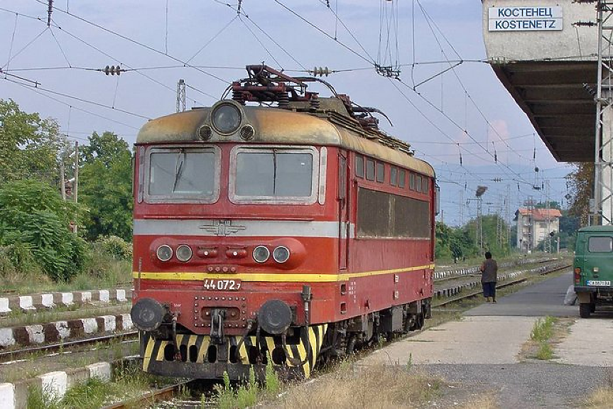 Вандали срязаха спирачките на локомотив за пътнически влак