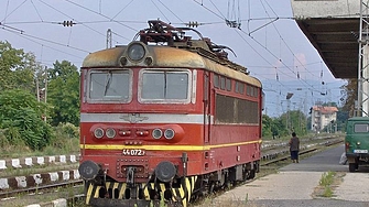 Вандали разбиха прозореца на локомотив предназначен за пътнически влак и срязаха