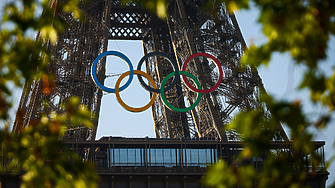 30 тона олимпийски кръгове върху Айфеловата кула
