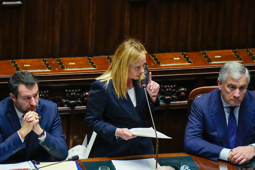 Бой в италианския парламент. Извеждат депутат с инвалидна количка