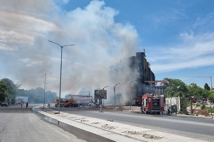Три жени и един мъж хоспитализирани след пожар във Варна