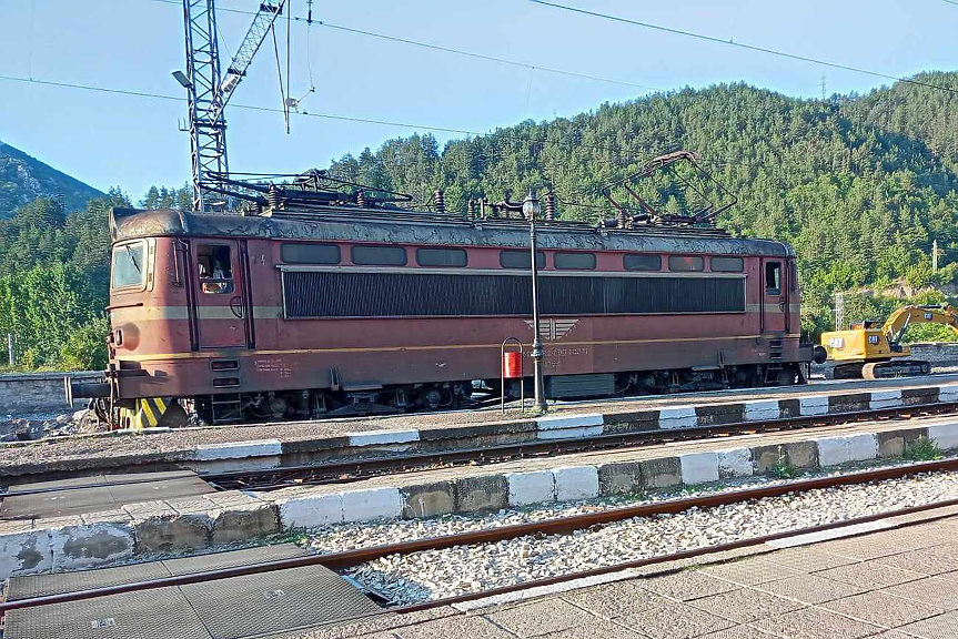 Прокуратурата: Машинист е срязал спирачките на влак край Лом, вече е обвиняем