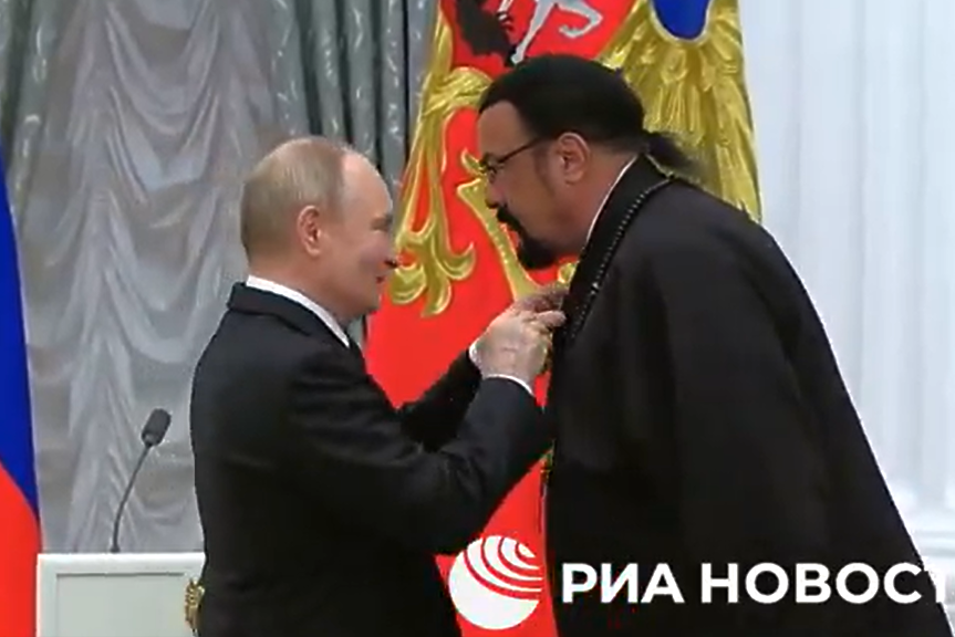 Стивън Сегал получи Орден за приятелство. Лично от Путин (ВИДЕО)