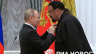 Руският президент Владимир Путин награди бившия холивудски актьор Стивън Сегал