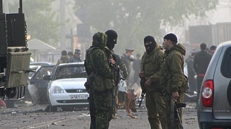 Най малко 15 полицаи и православен свещеник са били убити при