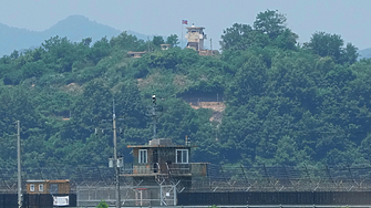 Южнокорейски военни произвели предупредителни изстрели след като севернокорейски войници пресекли