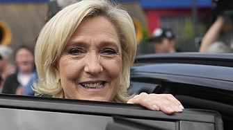Крайнодесният Национален сбор печели първия тур от френските парламентарни избори