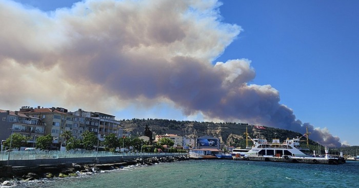 Голям горски пожар принуди турските власти да затворят движението на