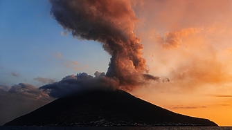 Вулканичната активност на остров Стромболи северно от Сицилия накара италианските