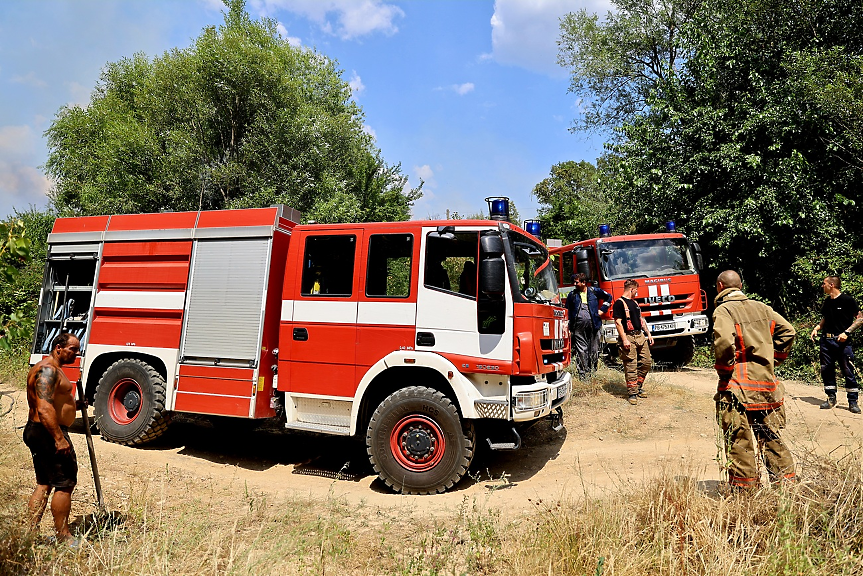 Пожарът около с. Отец Паисиево гори на 3 фронта, в Стара Загора е овладян