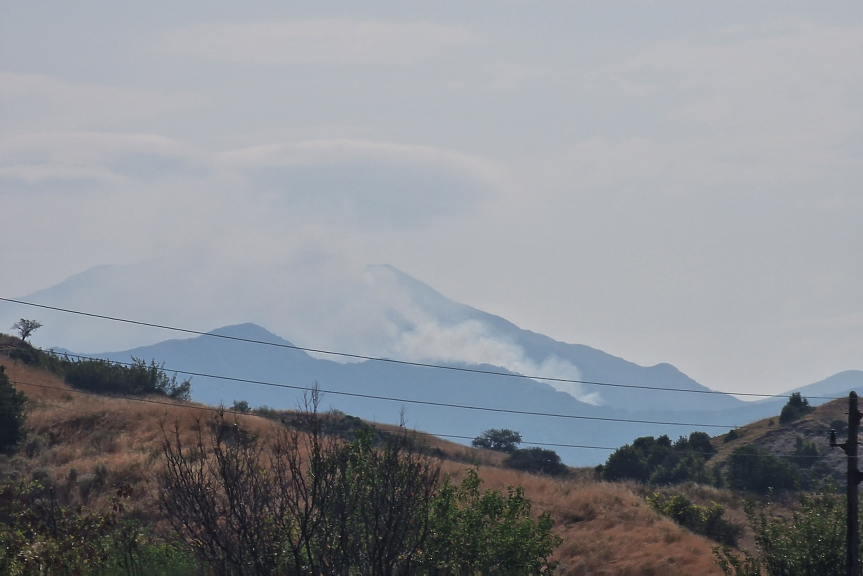 На около 1,5 км от българската граница е пожарът, който гори в Гърция