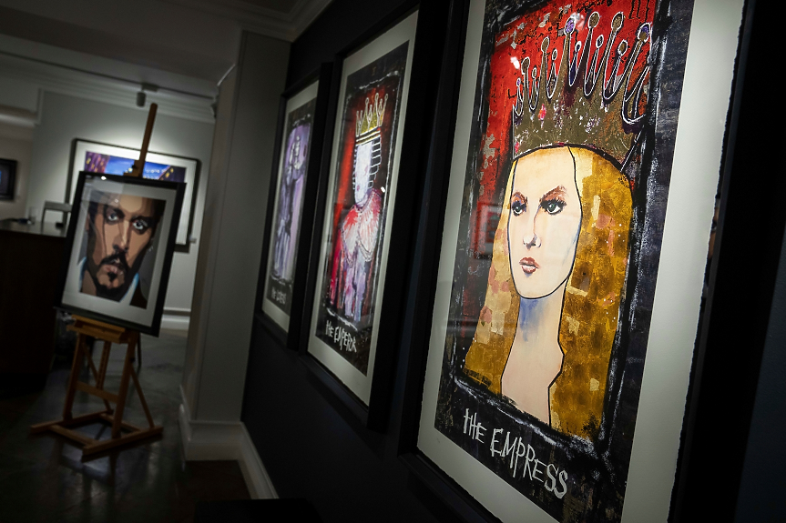 Джони Деп разпродава свои картини, вдъхновени от картите Таро