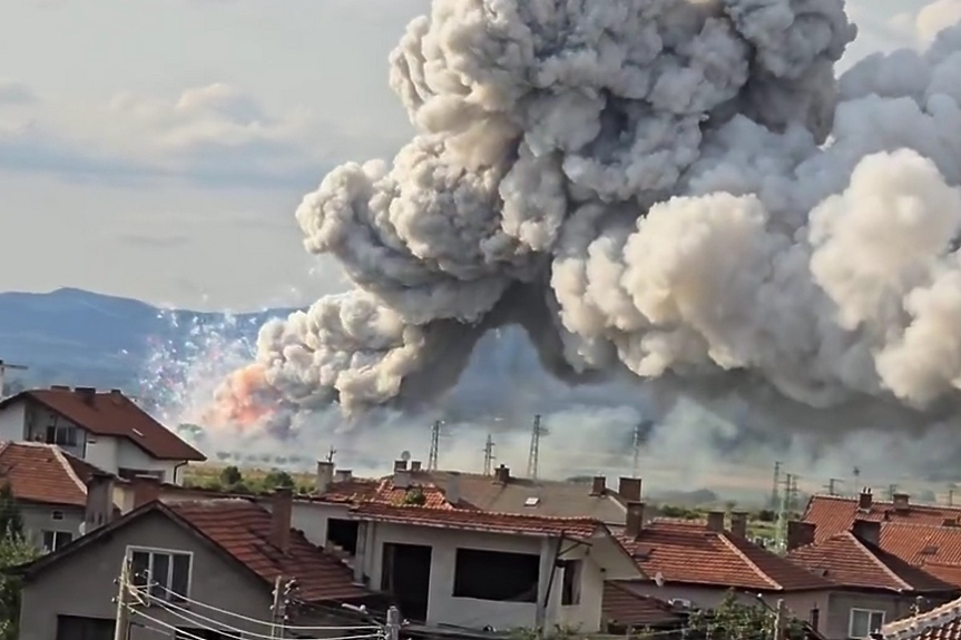 Взривове в складове за фойерверки край Елин Пелин доведоха до евакуация (ВИДЕО)