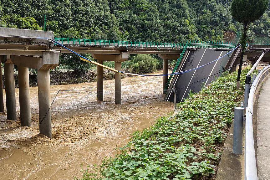 Поне 11 загинали след срутване на мост на магистрала в Китай